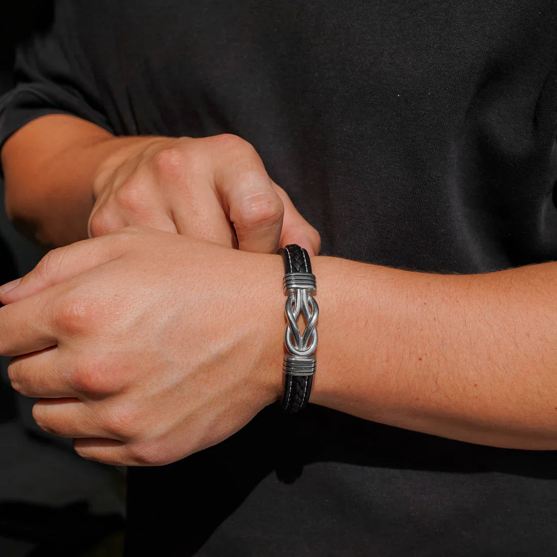 “A mio figlio” – Bracciale con nodo infinito e nome inciso